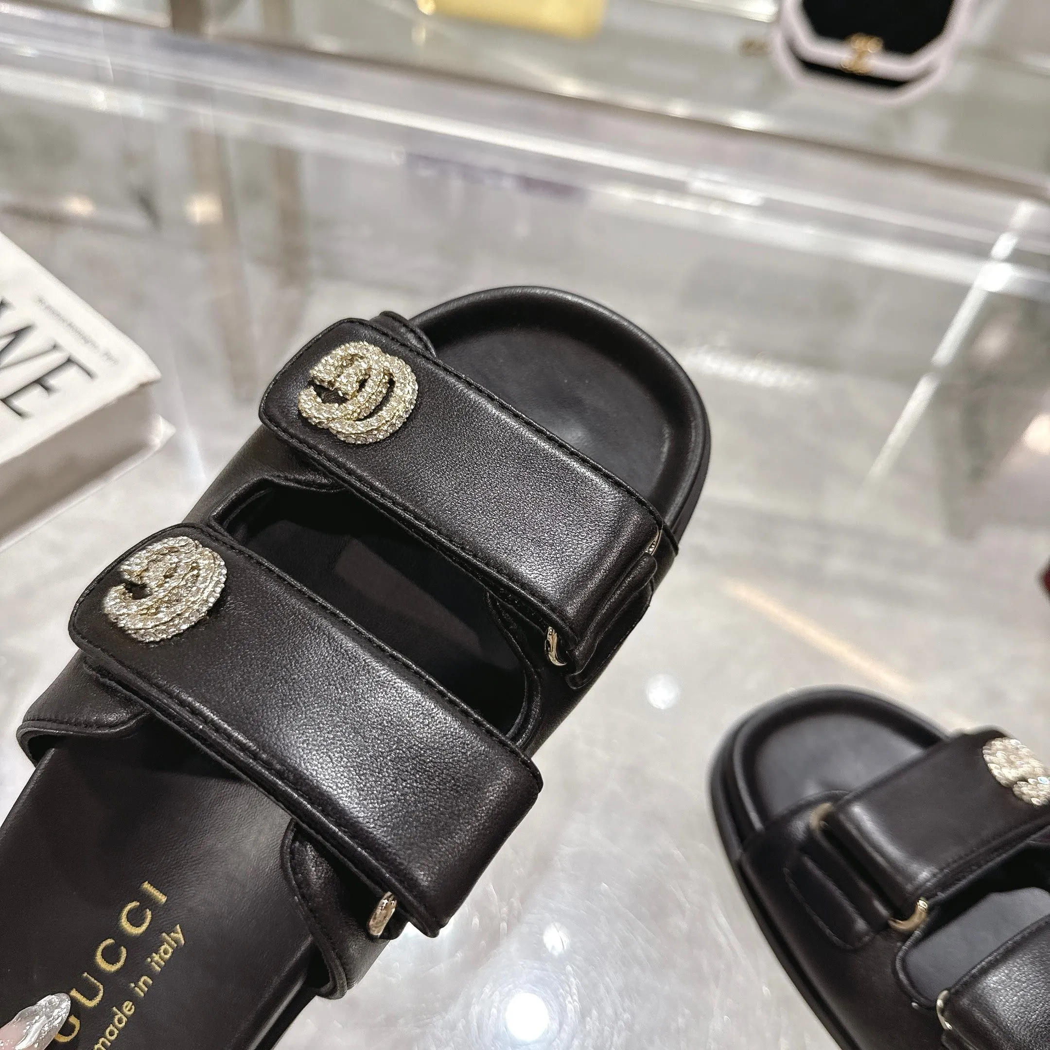Wholesale direct sales 260👟👟 Gucci’s modern design aesthetic explores the path of unique craftsmanship, cleverly integrating the brand’s classic elements with its beloved brand identity. The sandal is embellished with the beloved Double G hardware, adding a touch of understated branding to the design, complementing the versatility of the Velcro straps. Women Light gold tone hardware Sheepskin lining Double G Rubber sole Velcro fastening Flat sole